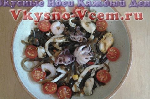 Salat aus Tintenfisch, Muscheln, Garnelen und Tintenfisch