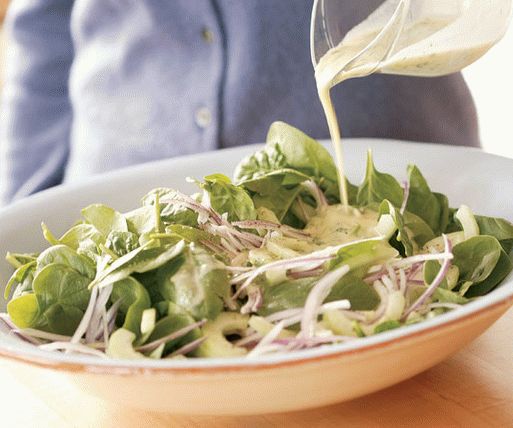 Fotosalat aus Gurken und Zwiebeln mit Minz-Joghurt-Dressing