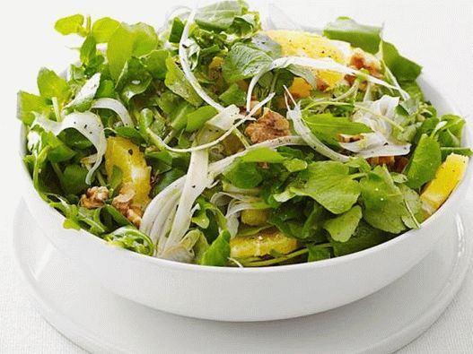 Photo Früher grüner Salat mit Orangen