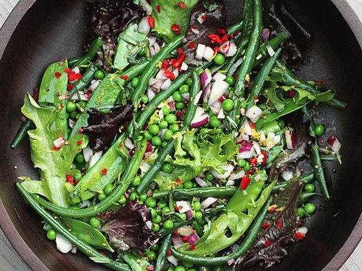 Foto Saisonaler Gemüsesalat mit Ranch Dressing