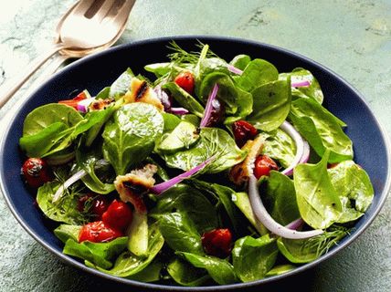 Foto-Spinat-Salat mit Brot und Tomaten