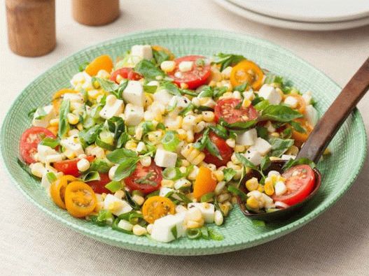 Foto rohen Maissalat mit Tomaten