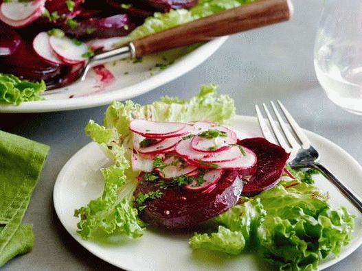 Foto Salat von gekochten Rüben mit Radieschen