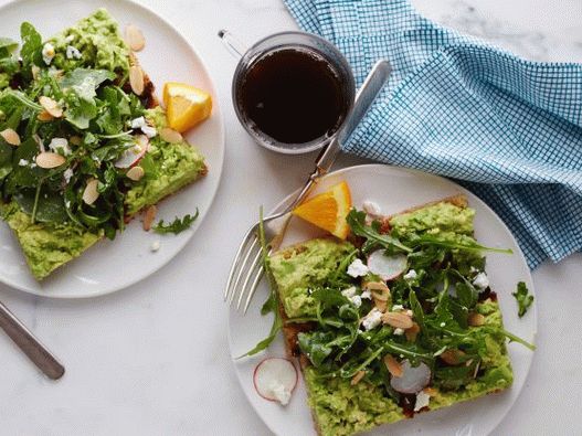 Fotosalat zum Frühstück mit Avocado auf Toast