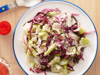 Foto von Long Beach Salat aus Rotkohl, roten Zwiebeln und Blauschimmelkäse