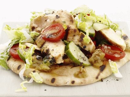 Fotosalat auf einer Tortilla mit gebratener Hähnchenbrust