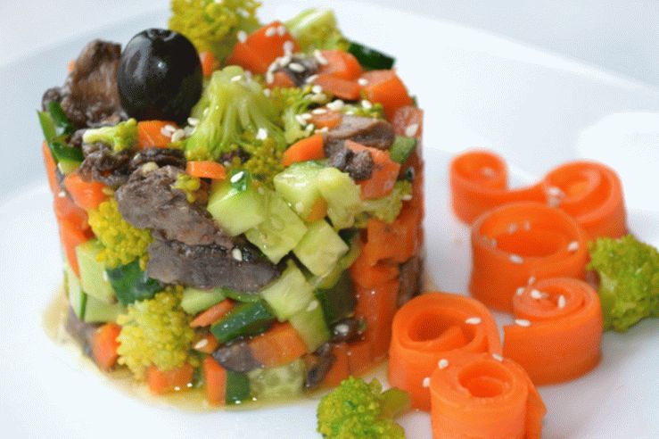 Gemüsesalat mit Pilzen