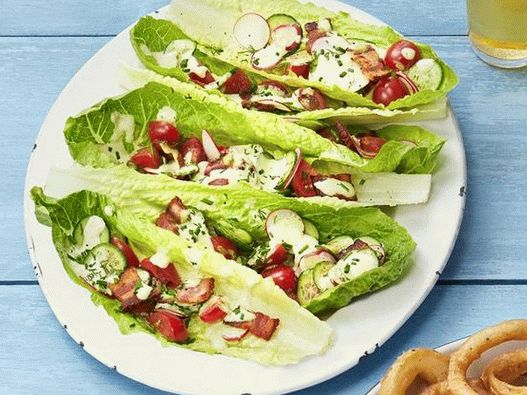 Fotosalat mit Speck-Ranch-Sauce in Booten