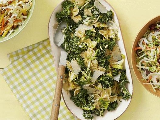 Fotosalat mit Nudelbögen, Rosenkohl und Cäsar-Dressing