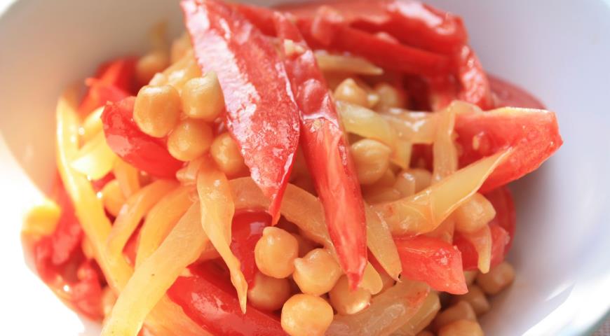 Salat mit Kichererbsen und Gemüse