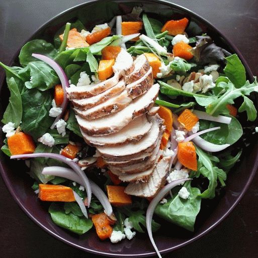 Fotosalat mit scharfem Hähnchen auf Vietnamesisch
