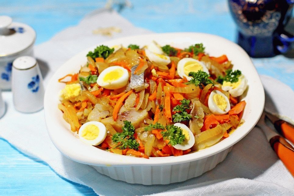 Salat mit Gemüse und Hering