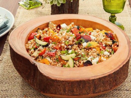 Fotosalat mit Ptim und gegrilltem Gemüse