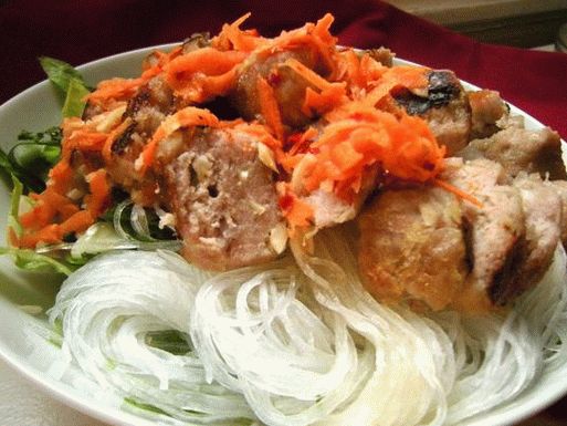 Fotosalat mit Reisnudeln und Fleischbällchen