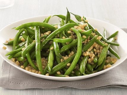 Fotosalat mit grünen Bohnen und Weizen