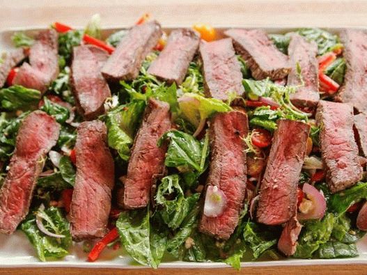 Fotosalat mit gebratenem Rindfleisch
