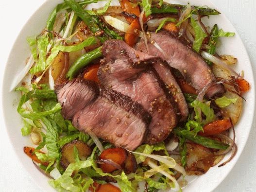 Fotosalat mit gebratenem Rindfleisch und Gemüse