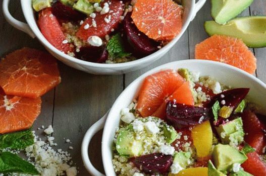 Fotosalat mit Rüben und Zitrusfrüchten
