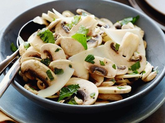 Fotosalat mit frischen Champignons und Petersilie