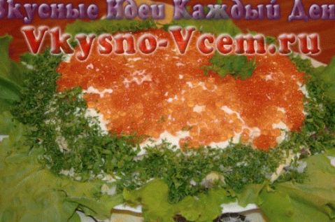 Salat mit rotem Kaviar und Lachs