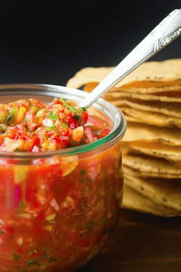 Foto von Salsa mit gebackenem Pfeffer und Granatapfeldressing