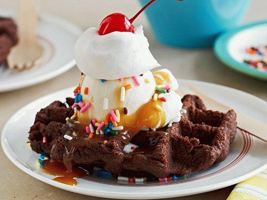 Photo Sande - Dessert aus Schokoladen-Brownie-Waffeln mit Eis