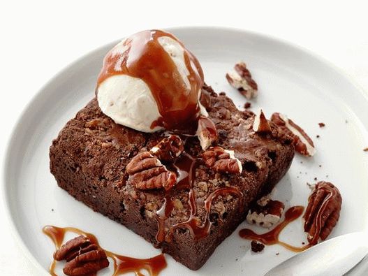 Foto von Brownie Sunday mit cremigem Pekannusseis