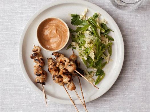 Foto von Chicken Satay mit pikanter Erdnusssauce
