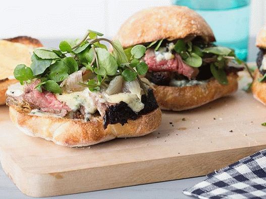Photo Sandwich mit Rindfleisch, Blauschimmelkäse und Schalotten