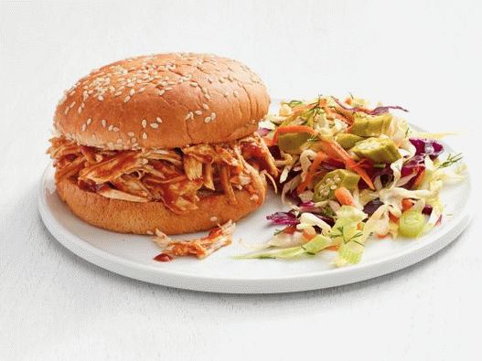 Photo Sandwich mit Hähnchenbrust in Barbecue-Sauce und Krautsalat und eingelegtem Okrasalat
