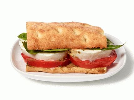Photo Hausgemachte Tortilla-Sandwiches mit Tomaten, Basilikum und Mozzarella