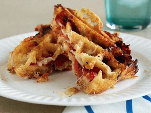 Photo Sandwiches mit Frischkäse und Tomaten in einem Waffeleisen