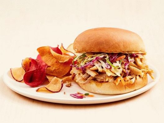 Zerlumpte Hühnersandwiches nach hawaiianischer Art, die in einem Slow Cooker zubereitet werden