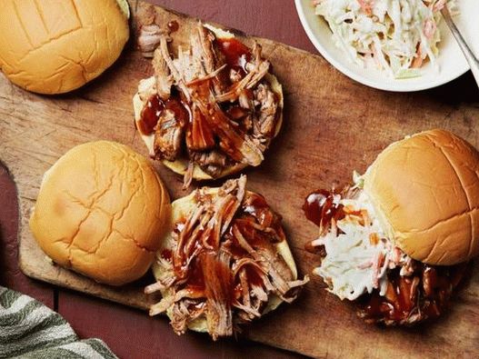 Foto-Sandwiches mit zerlumpten Barbecue-Schweinefleisch in einem Slow Cooker gekocht