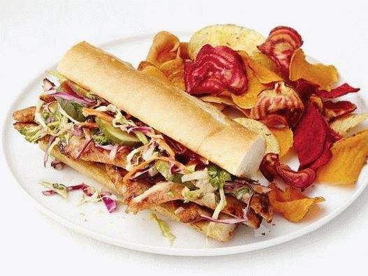 Photo Sandwiches mit Barbecue-Schweinefleisch und Krautsalat mit Hoisinsauce