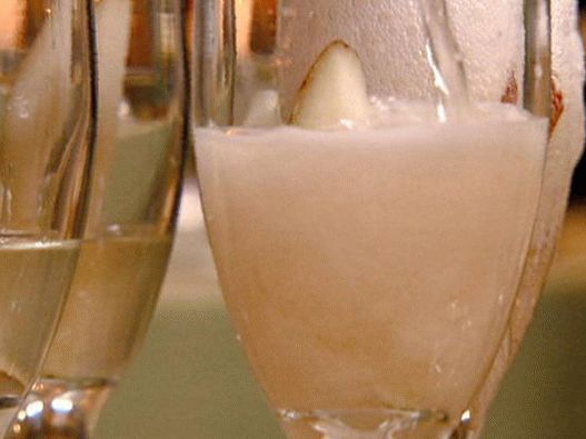 Foto Champagner mit Birnenschnaps