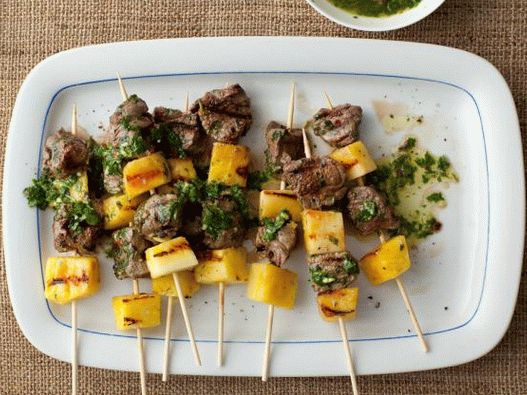 Foto von Rindfleischspießen mit Ananas-Petersilie-Sauce