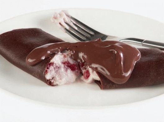 Photo Schokoladenpfannkuchen mit Quark-Erdbeer-Füllung