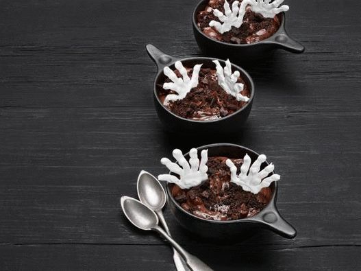 Photo Schokoladenpudding mit Skeletthänden