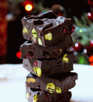 Photo Schokoladen-Pistazien-Bonbons und Kuchen (Fudge)