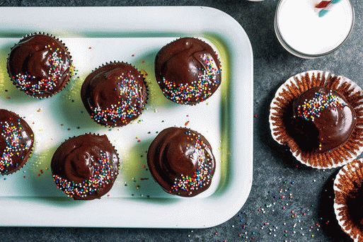 Photo Schokoladen-Kartoffel-Cupcakes mit Zuckerguss