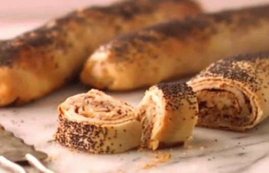 Foto von Strudel mit Brie und Walnüssen