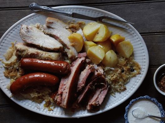 Foto von Shukrut (geschmorter Kohl mit geräucherter Fleischplatte)