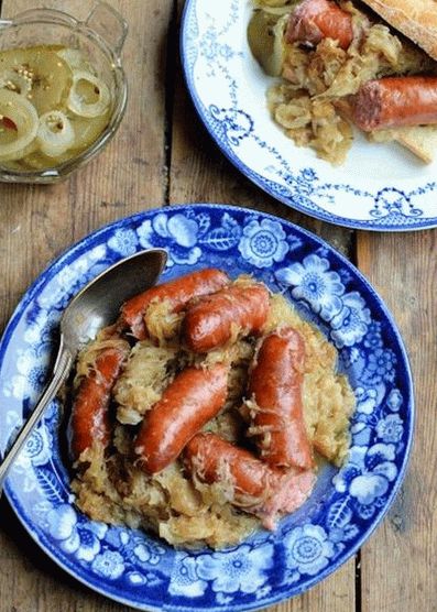Foto von Shukrut (in Bier gedünstetes Sauerkraut mit Würstchen)
