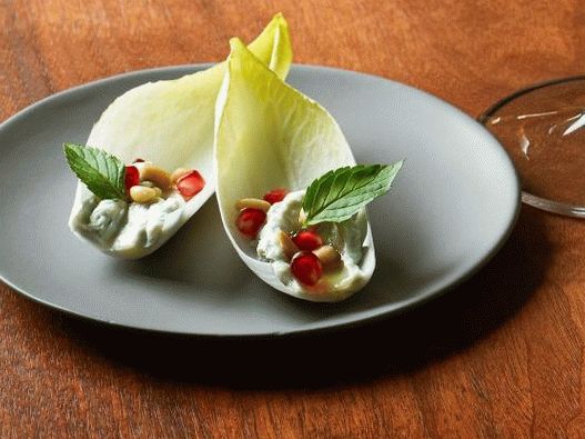 Photo Gorgonzola mit Honig auf Endivienblättern