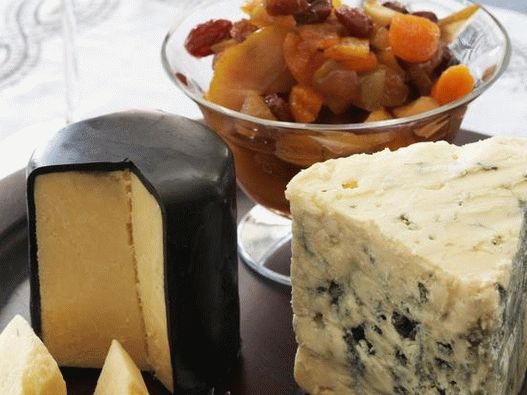 Fotokäseteller mit Winter-Trockenobst-Kompott