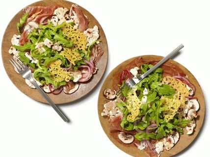 Foto von gebackenem Schinken mit eingelegtem Gemüse und Käsechips