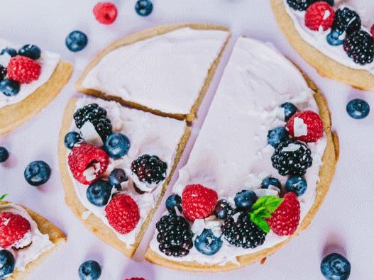 Foto Süße Pizza mit Sommerbeeren