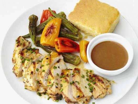 Foto von süßwürzigem Hähnchen und Pfeffer-Okra-Garnitur in Grillfolie