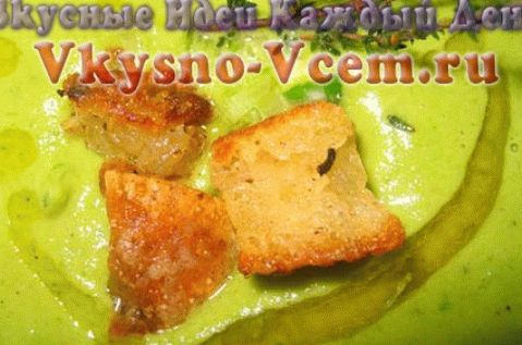 Cremige Suppe mit Brokkoli und Croutons